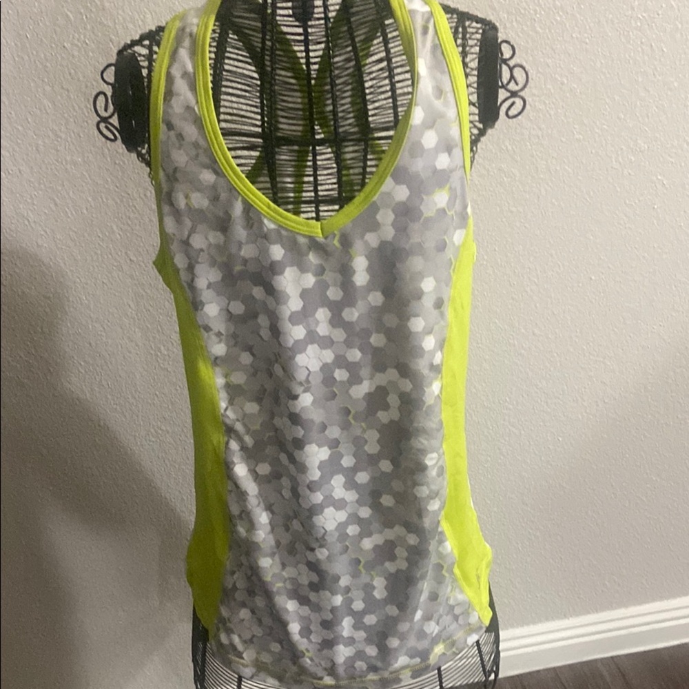 Sofibella Gray and White Fitted Graphic Tank Top